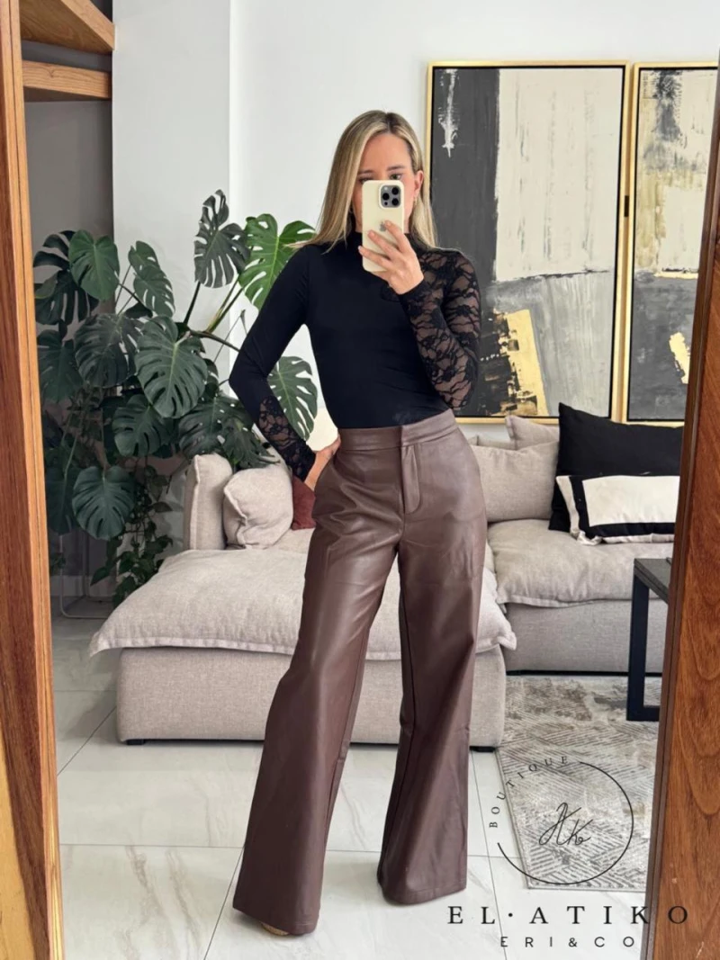 Blusa negra con mesh y diseño de flores