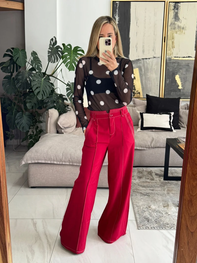 Pantalon con lineas blancas