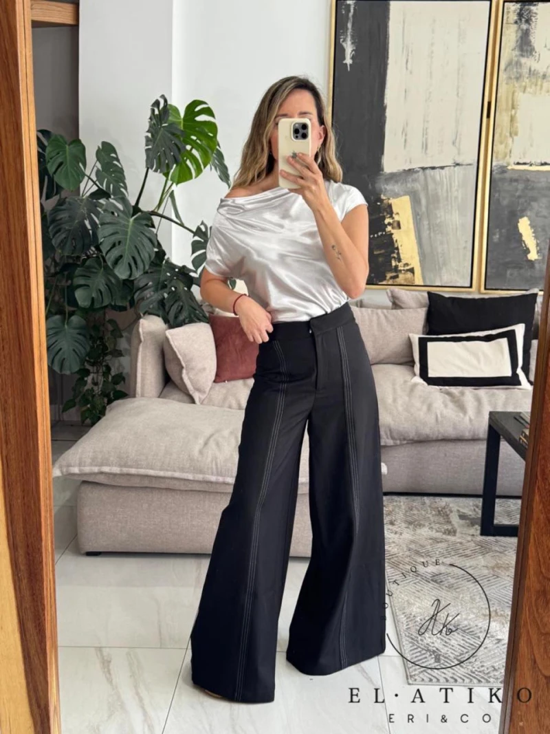 Pantalon negro con lineas al frente