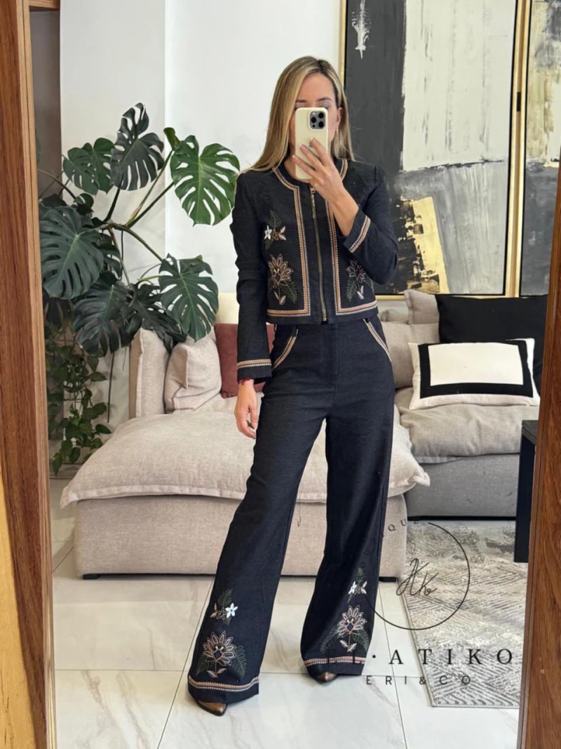 chaqueta con cierre y bordado flores