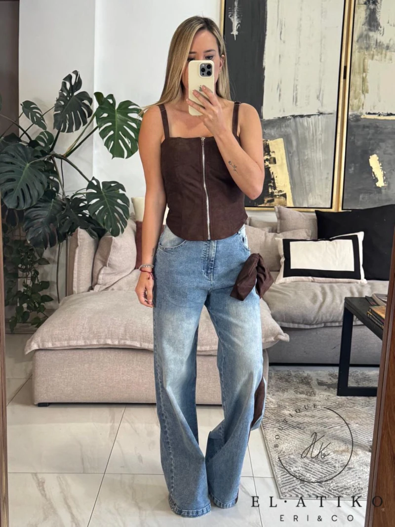 Blusa café gamuza con cierre al frente