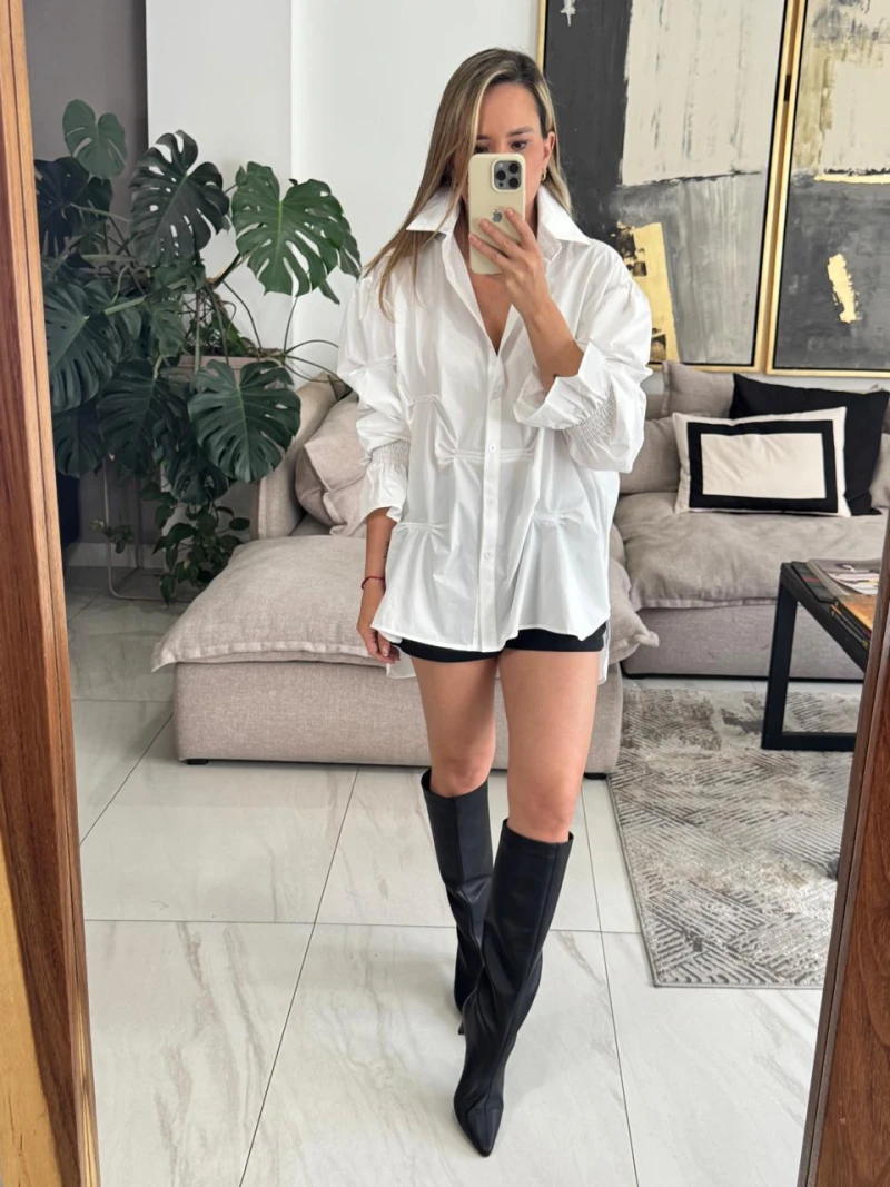 Camisa blanca con pliegues