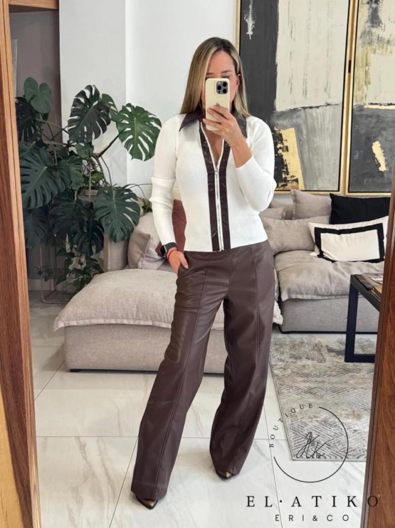 Blusa con detalles en vinil 