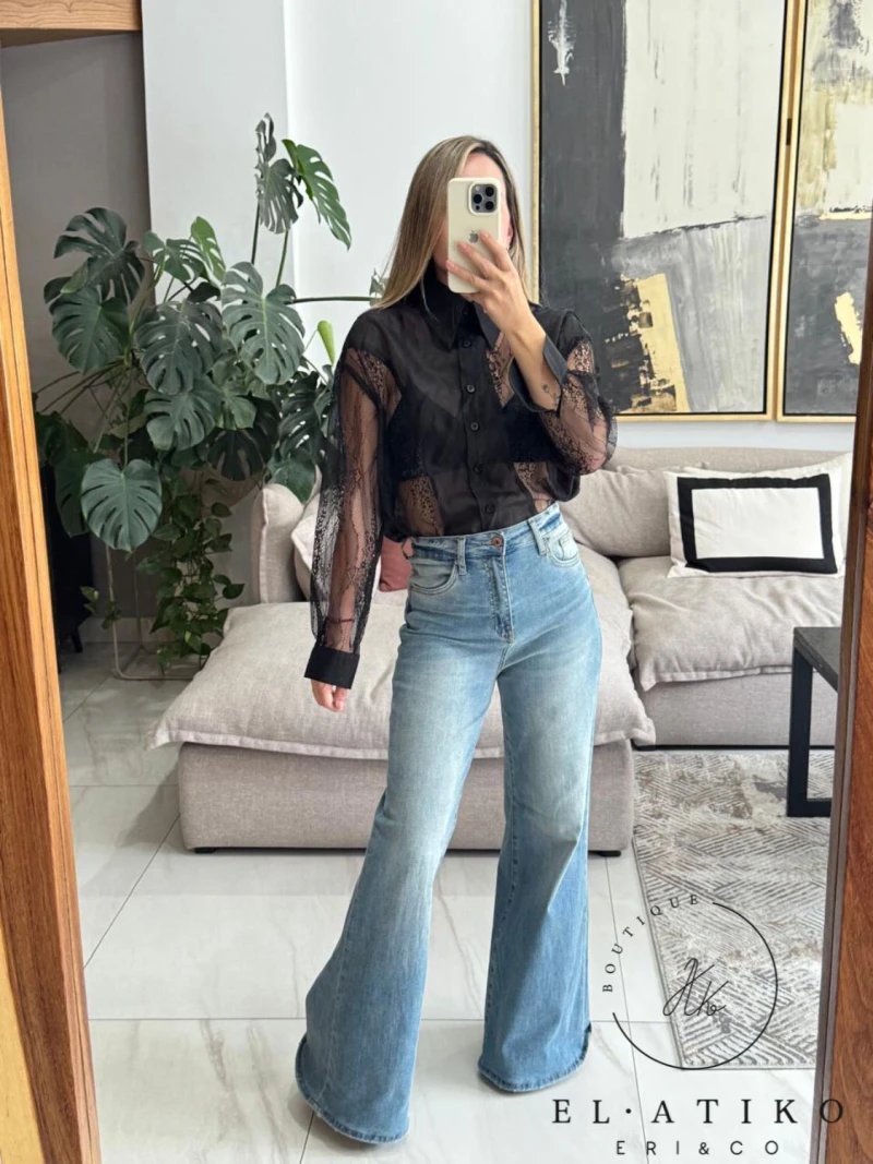 Blusa negra con transparencias