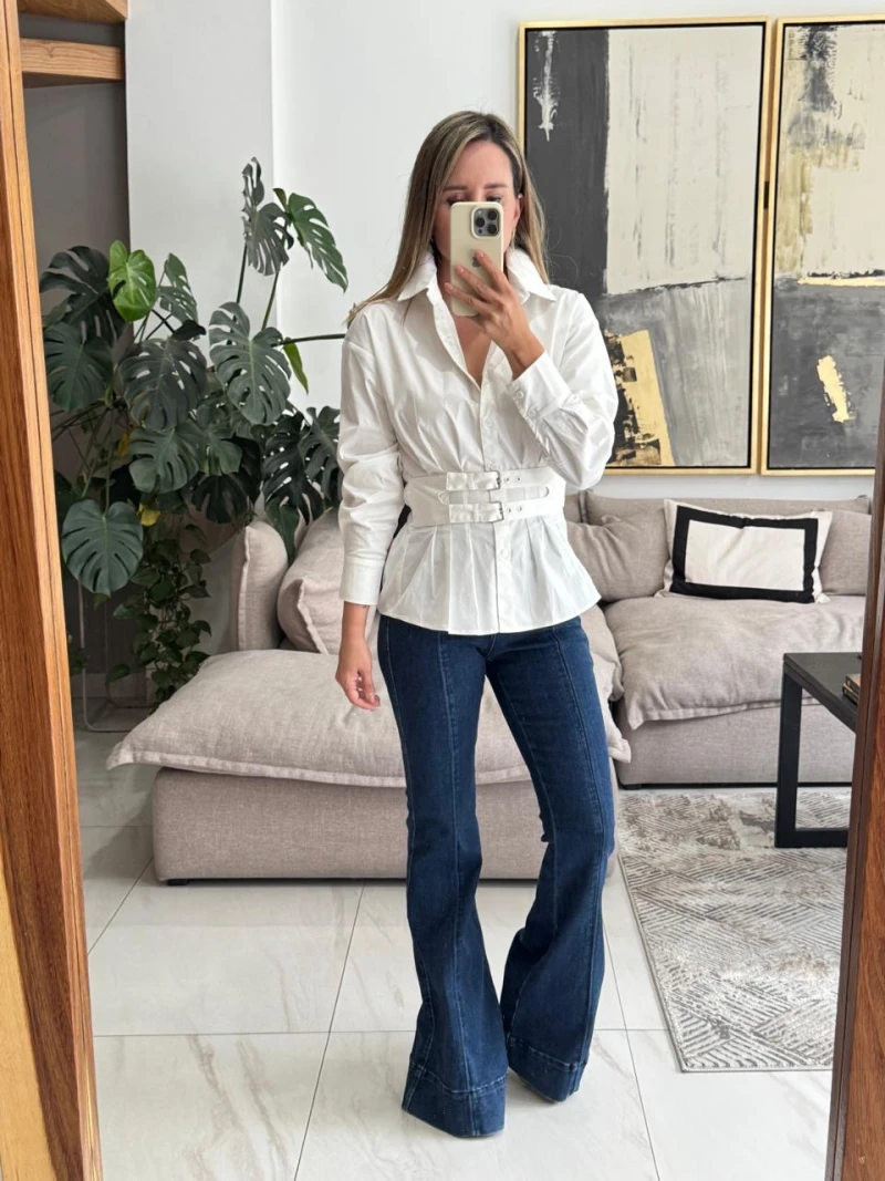 Camisa blanca con cinto