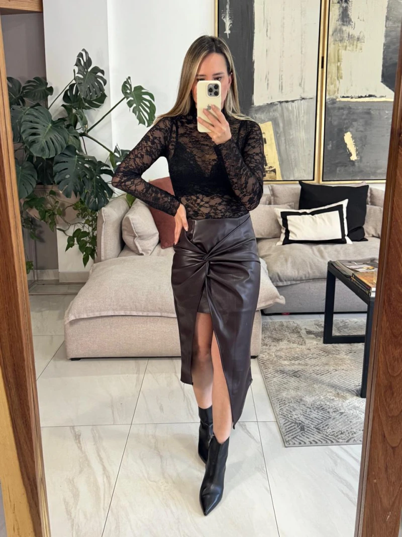 Blusa negra de encaje