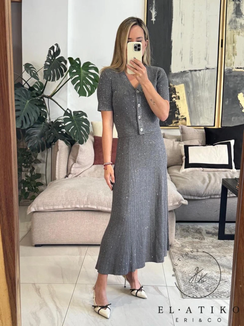 Blusa gris con brillos