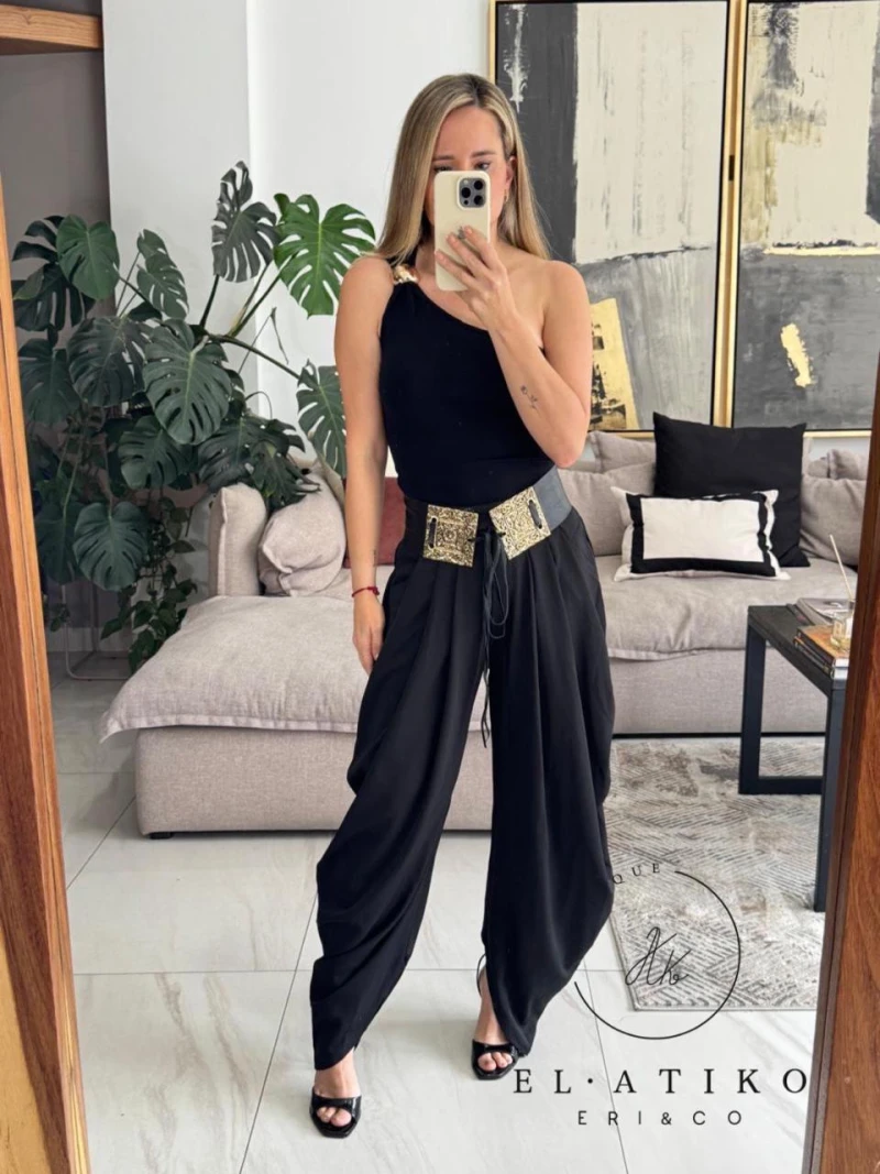 Blusa negra haro dorado